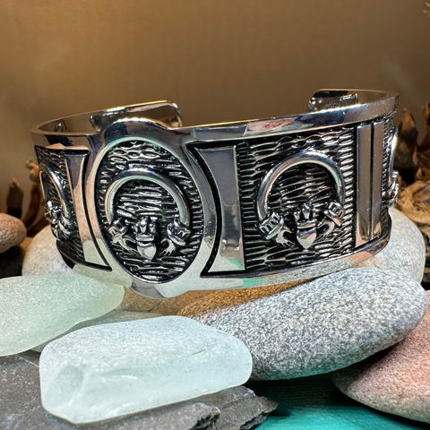 Load image into Gallery viewer, Claddagh Cuff Bracelet
