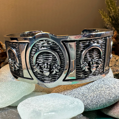 Load image into Gallery viewer, Claddagh Cuff Bracelet
