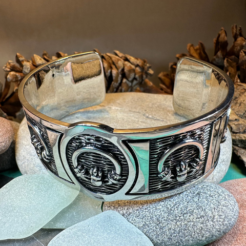 Load image into Gallery viewer, Claddagh Cuff Bracelet
