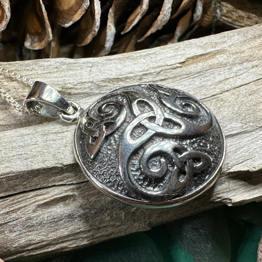 Mochán Celtic Knot Necklace — view 4