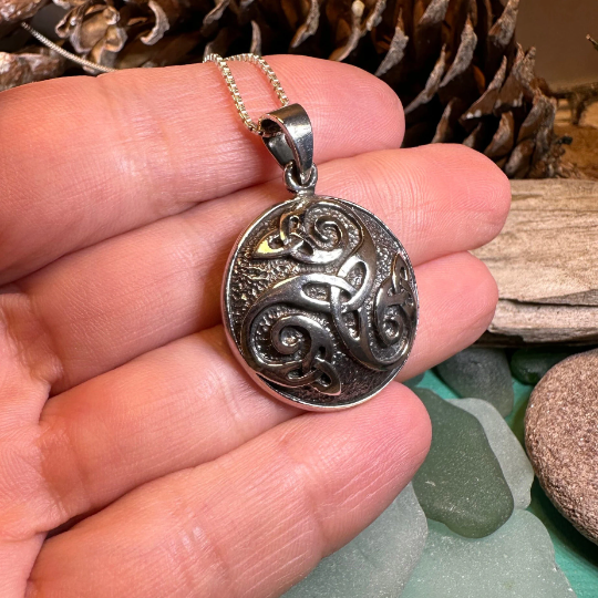 Mochán Celtic Knot Necklace — view 8