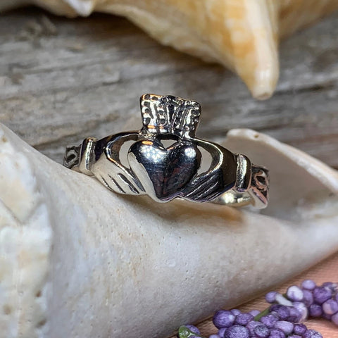 Load image into Gallery viewer, Fossa Irish Claddagh Ring in Sterling Silver

