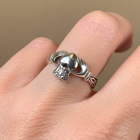 Load image into Gallery viewer, Fossa Irish Claddagh Ring in Sterling Silver
