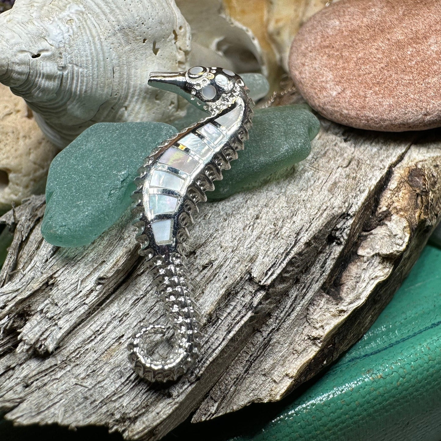 Seahorse Necklace, Seashell Pendant, Animal Jewelry, Mother of Pearl Jewelry, Beach Lover Gift, Sea Jewelry, Nautical Jewelry, Ocean Jewelry