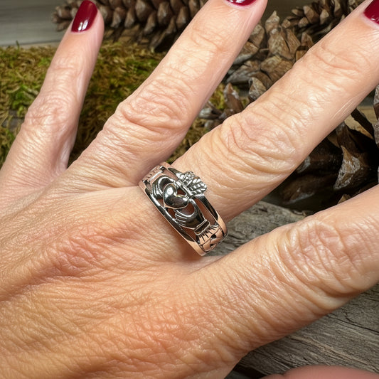 Eternally Celtic Claddagh Band Ring — view 6