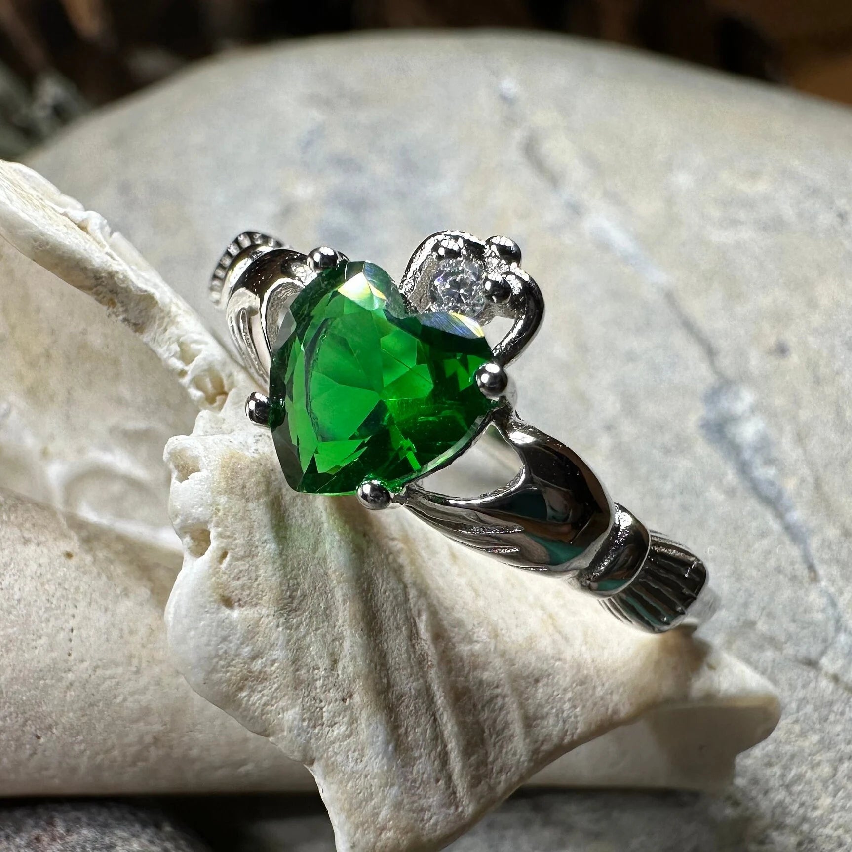 Green claddagh ring discount