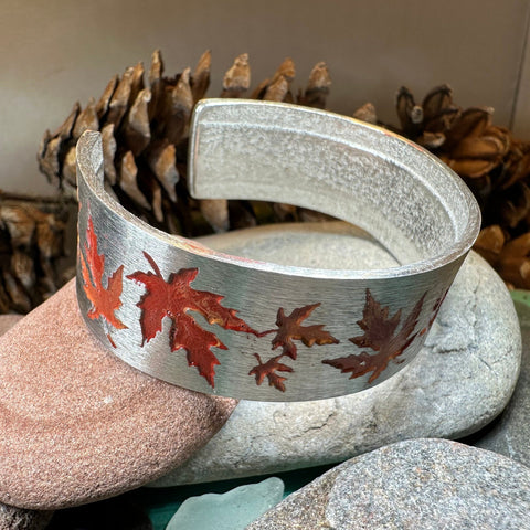 Load image into Gallery viewer, Maple Leaves Bracelet, Autumn Jewelry, Cuff Bangle Bracelet, Maple Leaf Jewelry, Nature Lover Gift, Wife Gift, Girlfriend Gift, Mom Gift
