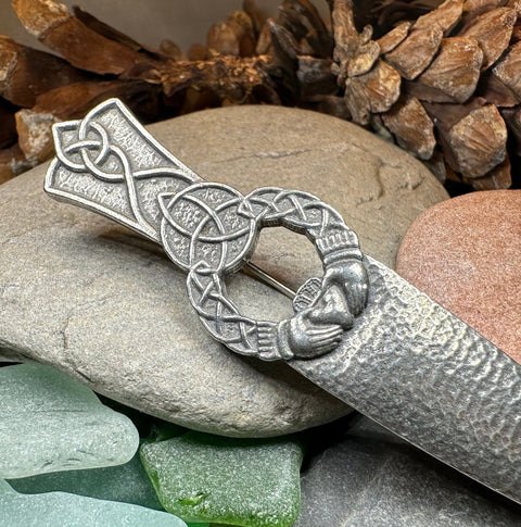 Load image into Gallery viewer, Irish Kilt Pin, Celtic Knot Pin, Claddagh Kilt Pin, Harp Jewelry, Celtic Kilt Pin, Irish Dancer Gift, Celtic Knot Brooch, Bagpiper Gift
