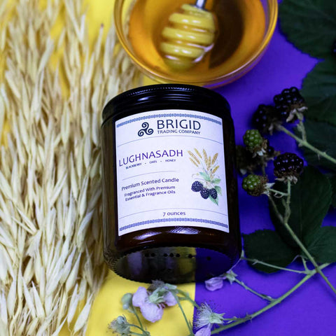 Load image into Gallery viewer, Lughnasadh Soy Wax Candle – Blackberry, Oats &amp; Honey Natural Candle for Lammas

