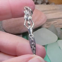 Load and play video in Gallery viewer, Danu Claddagh Necklace
