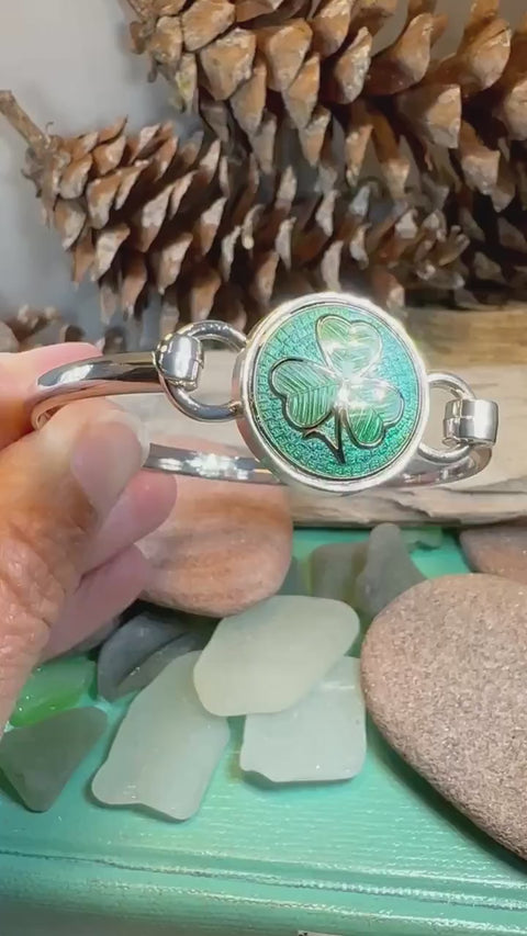 Load and play video in Gallery viewer, Shamrock Bracelet, Celtic Jewelry, Irish Jewelry, Bangle Bracelet, Clover Jewelry, Ireland Jewelry, Wife Gift, Irish Shamrock Bangle
