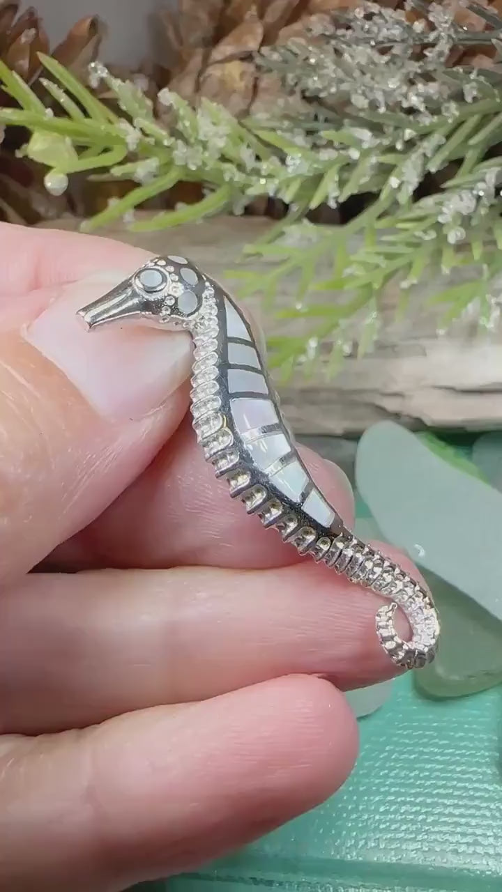 Seahorse Necklace, Seashell Pendant, Animal Jewelry, Mother of Pearl Jewelry, Beach Lover Gift, Sea Jewelry, Nautical Jewelry, Ocean Jewelry