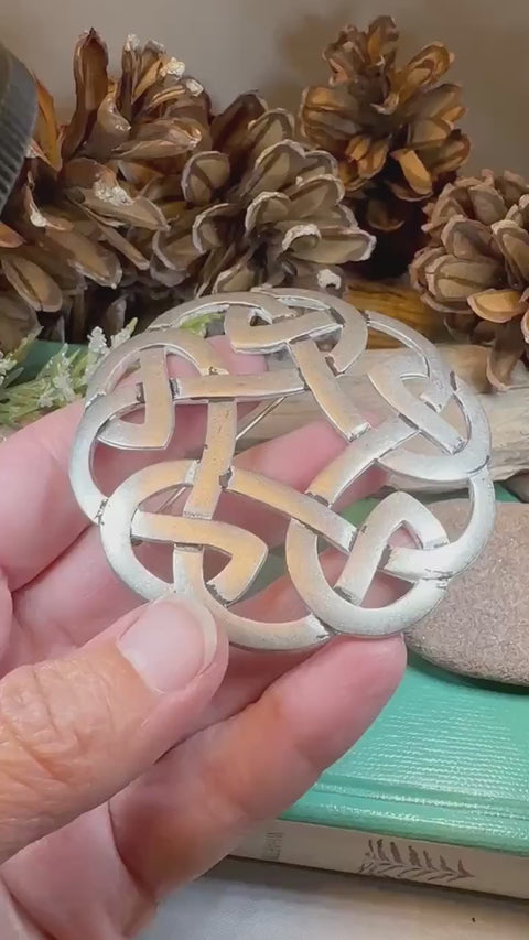 Load and play video in Gallery viewer, Celtic Knot Brooch, Celtic Pin, Tartan Pin, Wiccan Jewelry, Norse Jewelry, Pagan Jewelry, Ireland Pin, Scotland Jewelry, Viking Jewelry
