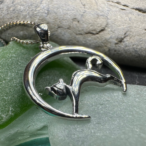 Load image into Gallery viewer, Crescent Moonrise Cat Necklace
