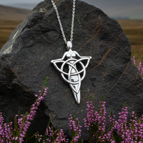 Load image into Gallery viewer, Danu Triquetra Necklace
