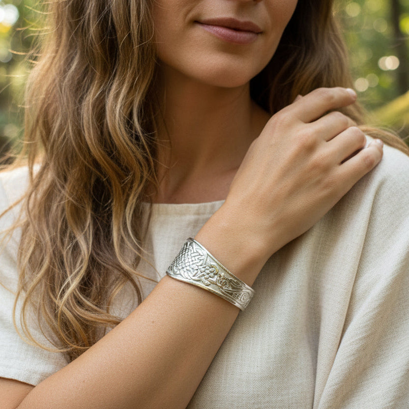 Celtic Knot Bracelet, Celtic Jewelry, Bangle Bracelet, Scotland Jewelry, Ireland Jewelry, Wife Gift, Girlfriend Gift, Sister Gift, Mom Gift