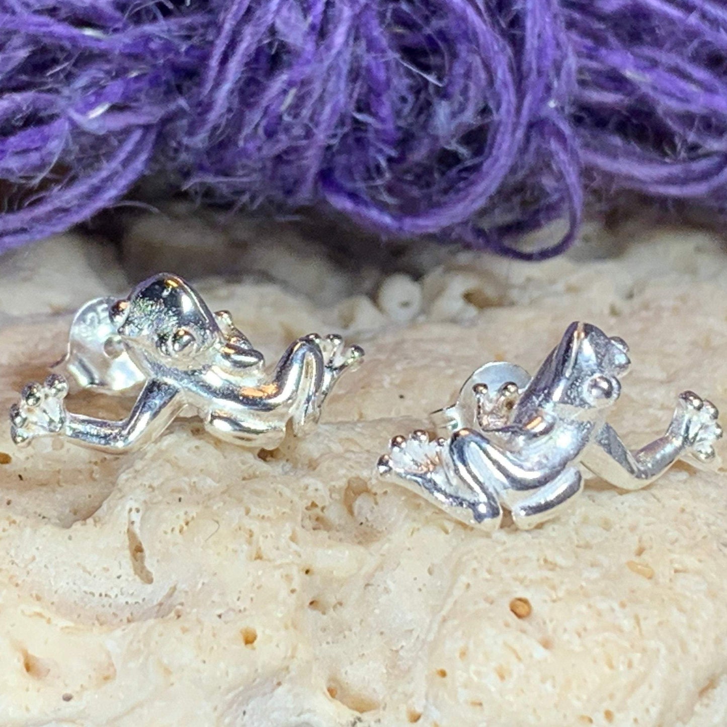 Sásta Frog Earrings in sterling silver