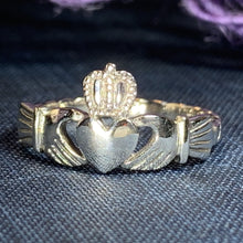 Load image into Gallery viewer, Ballingarry Claddagh Ring 06
