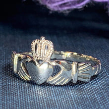 Load image into Gallery viewer, Ballingarry Claddagh Ring 04
