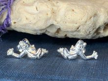 Load image into Gallery viewer, Sásta Frog Earrings
