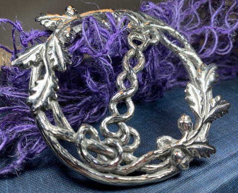 Load image into Gallery viewer, Pewter Oak Leaf &amp; Acorn Scarf Ring
