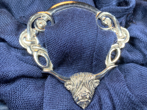 Load image into Gallery viewer, Pewter Scotland Highland Cow Scarf Ring
