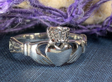 Load image into Gallery viewer, Fossa Claddagh Ring
