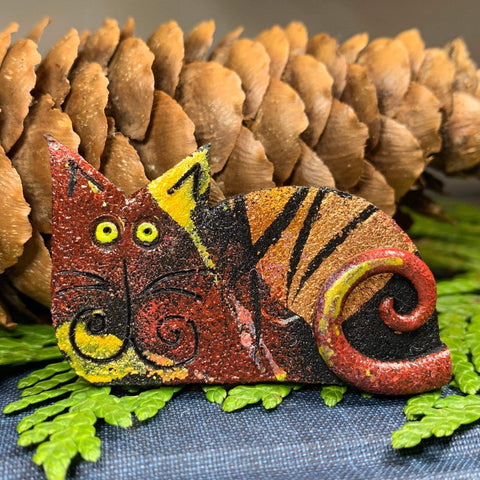 Load image into Gallery viewer, Quirky Cat Brooch
