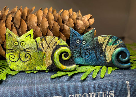 Load image into Gallery viewer, Quirky Cat Brooch
