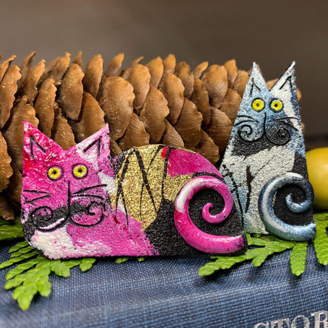 Load image into Gallery viewer, Quirky Cat Brooch
