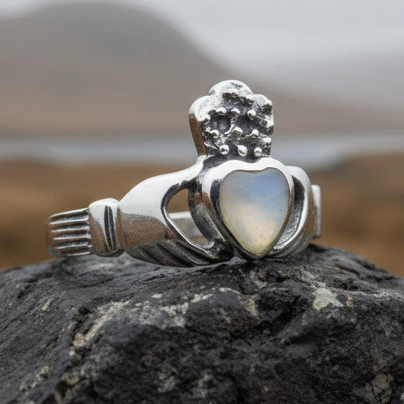 Aurora Claddagh Ring 07