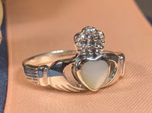 Load image into Gallery viewer, Aurora Claddagh Ring 05

