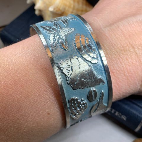 Load image into Gallery viewer, Blue Shell Bracelet, Celtic Jewelry, Bangle Bracelet, Beach Jewelry, Ocean Jewelry, Wife Gift, Girlfriend Gift, Sister Gift, Seashore Gift
