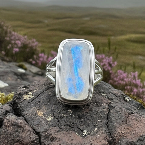 Load image into Gallery viewer, Amitola Celtic Dream Moonstone Ring
