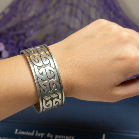 Load image into Gallery viewer, Celtic Knot Bracelet, Celtic Jewelry, Irish Bangle Bracelet, Scotland Jewelry, Ireland Jewelry, Celtic Cuff, Wife Gift, Girlfriend Gift
