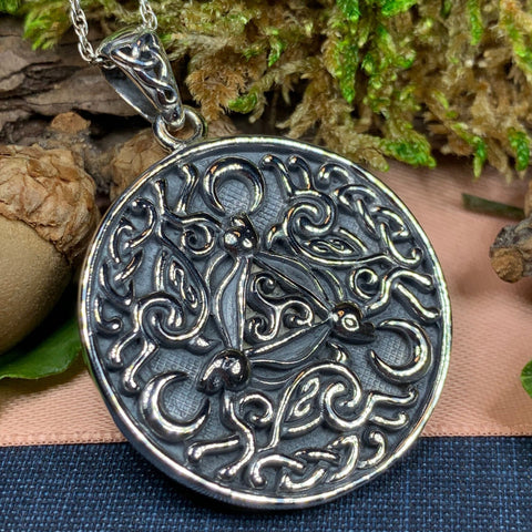 Load image into Gallery viewer, Rabbit Necklace, Triple Hare Pendant, Animal Jewelry, Nature Necklace, Celtic Jewelry, Hare Jewelry, Wiccan Jewelry, Goddess Jewelry
