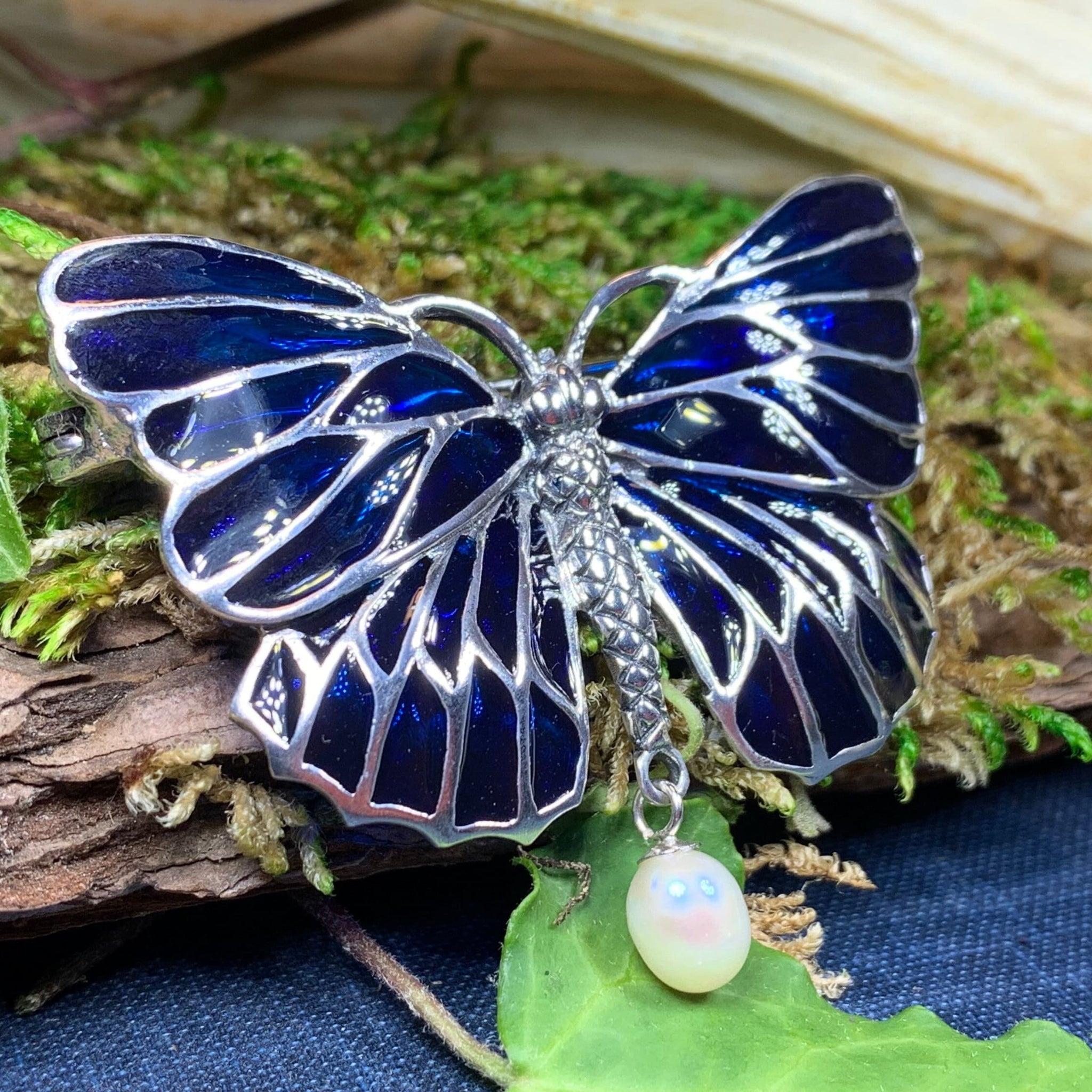 Fashion Classic Atmospheric Pearl Butterfly Brooches Pins