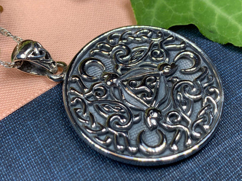 Load image into Gallery viewer, Rabbit Necklace, Triple Hare Pendant, Animal Jewelry, Nature Necklace, Celtic Jewelry, Hare Jewelry, Wiccan Jewelry, Goddess Jewelry
