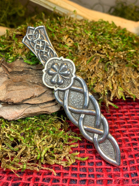 Load image into Gallery viewer, Shamrock Kilt Pin, Irish Jewelry, Ireland Kilt Pin, Friendship Gift, Celtic Kilt Pin, Irish Dancer Gift, Celtic Knot Brooch, Bagpiper Gift
