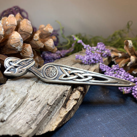Load image into Gallery viewer, Celtic Raven Kilt Pin, Scottish Jewelry, Irish Kilt Pin, Tartan Pin, Cape Pin, Bagpiper Gift, Scotland Pin, Celtic Shawl Pin, Viking Jewelry
