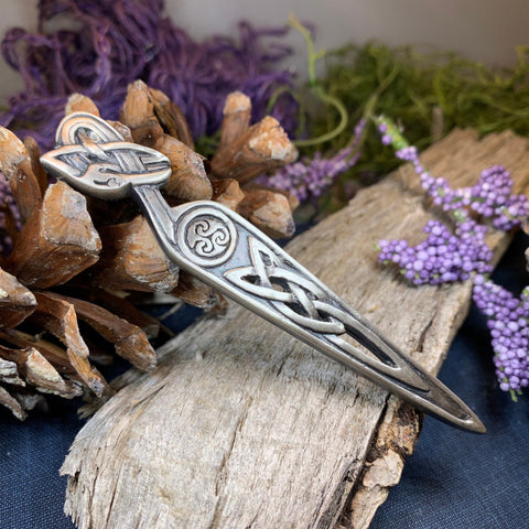 Load image into Gallery viewer, Celtic Raven Kilt Pin, Scottish Jewelry, Irish Kilt Pin, Tartan Pin, Cape Pin, Bagpiper Gift, Scotland Pin, Celtic Shawl Pin, Viking Jewelry
