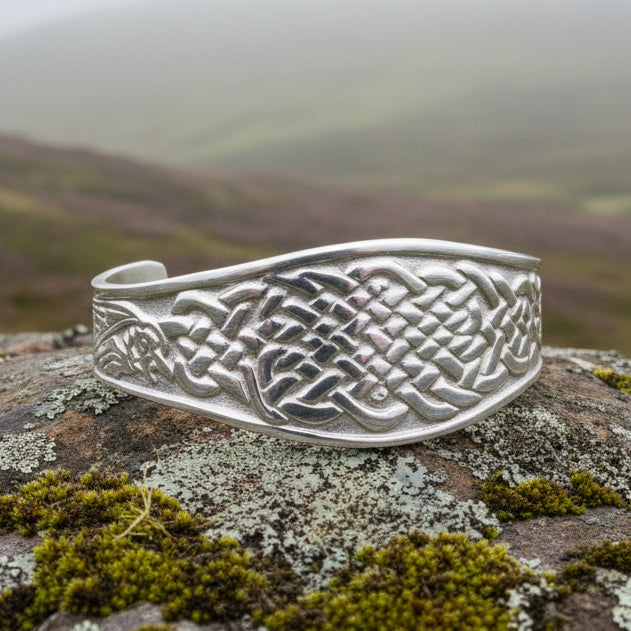 Celtic Knot Bracelet, Celtic Jewelry, Bangle Bracelet, Scotland Jewelry, Ireland Jewelry, Wife Gift, Girlfriend Gift, Sister Gift, Mom Gift