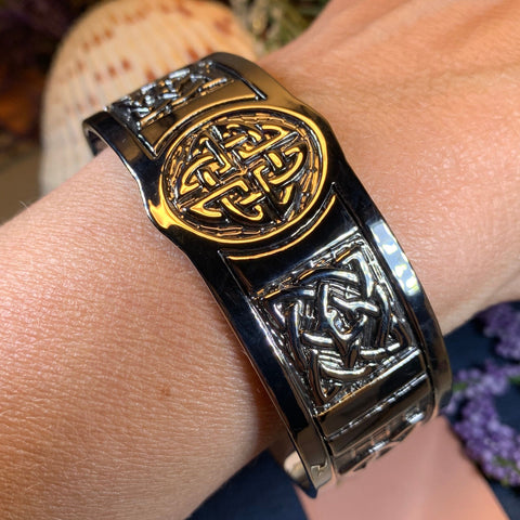 Load image into Gallery viewer, Celtic Knot Bracelet, Celtic Jewelry, Irish Jewelry, Bangle Bracelet, Scotland Jewelry, Ireland Jewelry, Wife Gift, Celtic Knot Bangle
