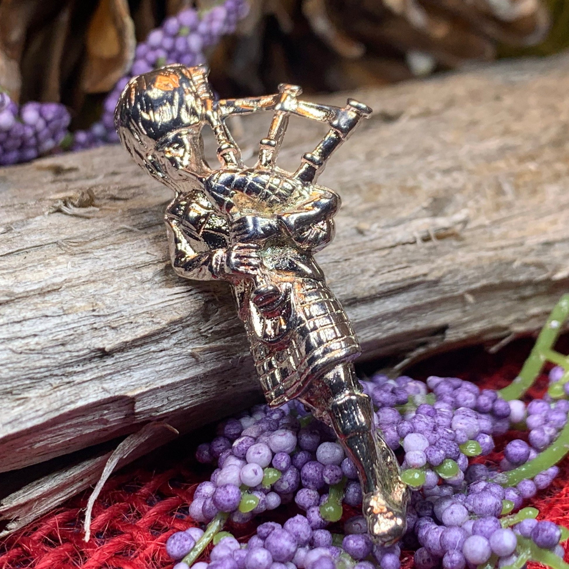 Bagpiper Brooch, Celtic Brooch, Scotland Jewelry, Irish Jewelry, Dad Gift, Highland Dance Gift, Bagpipes Gift, Scotland Jewelry