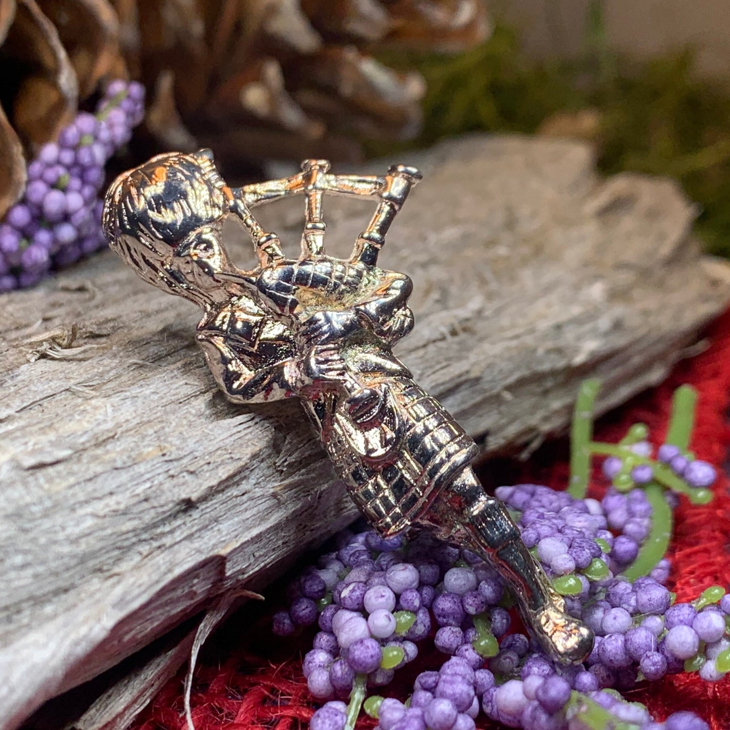 Bagpiper Brooch, Celtic Brooch, Scotland Jewelry, Irish Jewelry, Dad Gift, Highland Dance Gift, Bagpipes Gift, Scotland Jewelry