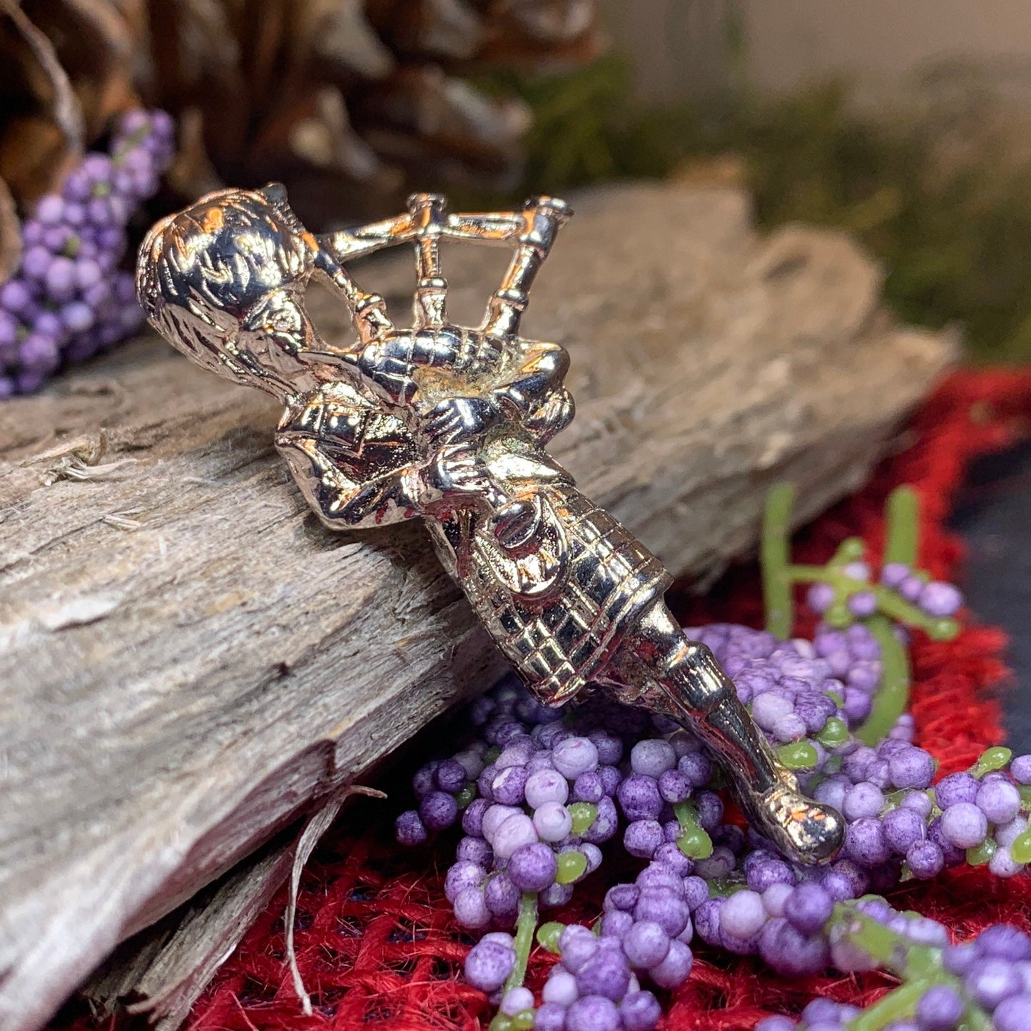 Bagpiper Brooch, Celtic Brooch, Scotland Jewelry, Irish Jewelry, Dad Gift, Highland Dance Gift, Bagpipes Gift, Scotland Jewelry