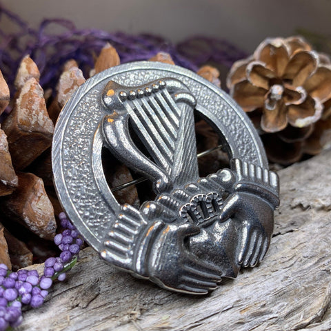 Load image into Gallery viewer, Claddagh Brooch, Celtic Jewelry, Irish Pin, Harp Brooch, Ireland Brooch, Anniversary Gift, Cap Badge Pin, Bagpiper Gift, Plaid Pin
