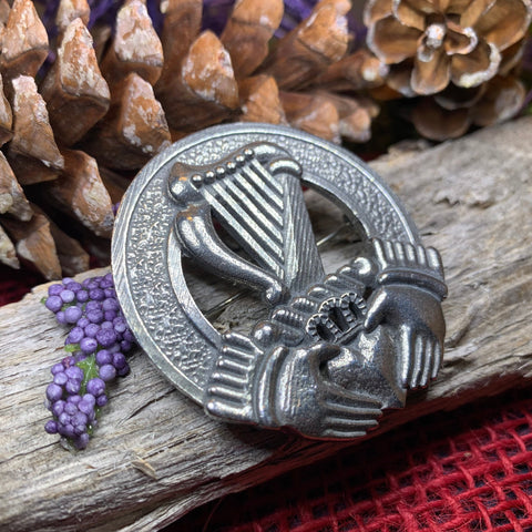 Load image into Gallery viewer, Claddagh Brooch, Celtic Jewelry, Irish Pin, Harp Brooch, Ireland Brooch, Anniversary Gift, Cap Badge Pin, Bagpiper Gift, Plaid Pin
