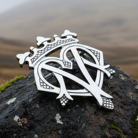 Load image into Gallery viewer, Luckenbooth Brooch, Scotland Jewelry, Bridal Pin, Mom Gift, Friendship Gift, Sister, Girlfriend Gift, Anniversary Gift, Scottish Bride Pin
