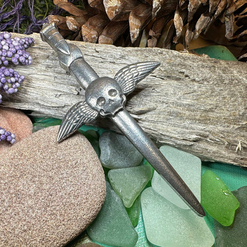 Load image into Gallery viewer, Skull Kilt Pin, King Death Pin, Scotland Kilt Pin, Scottish Brooch, Gothic Brooch, Viking Pin, LARP Gift, Macabre Pin, Skull and Cross Bones
